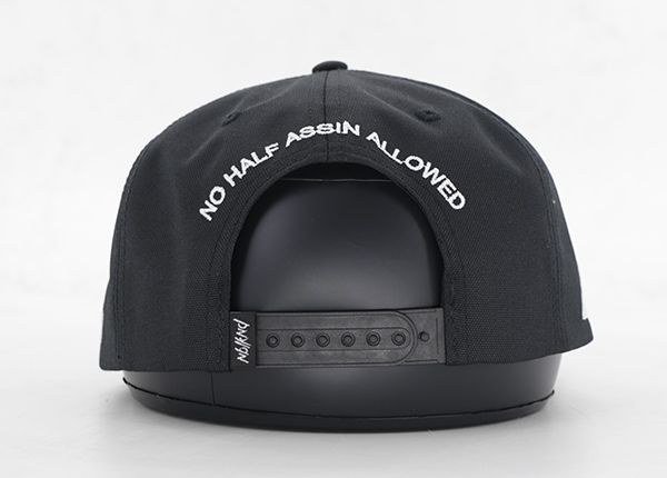 Atrás de las snapbacks negras de gran tamaño