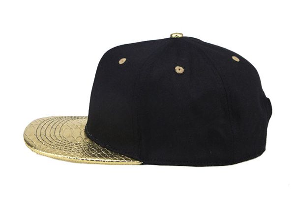 Lado del snapback negro y dorado con el borde dorado