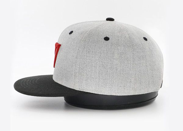 Lado del snapback bordado negro y gris con factura plana
