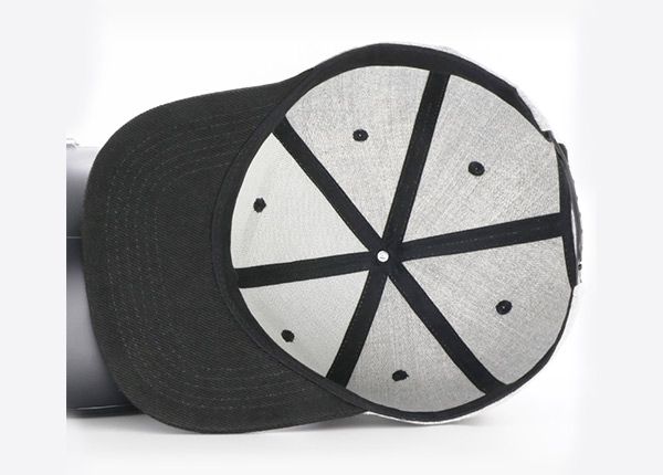 Dentro del snapback bordado negro y gris con Flat Bill