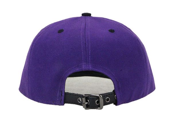 Atrás del sombrero snapback negro y morado con cierre ajustable de metal