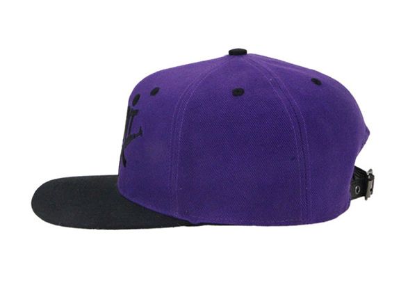 Lado del sombrero snapback negro y morado con cierre ajustable de metal