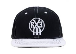 Snapback en blanco y negro con tapa de mezclilla del logotipo de bordado