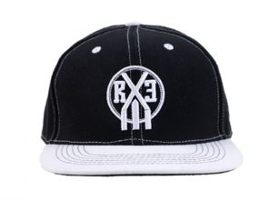 Snapback en blanco y negro con tapa de mezclilla del logotipo de bordado