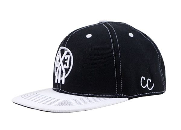 Slant of Denim en blanco y negro Snapback con logotipo de bordado