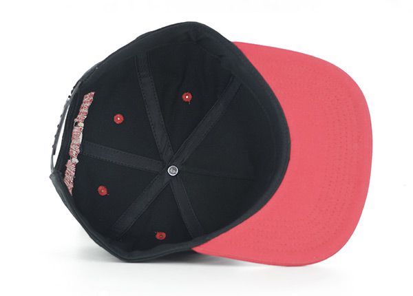 Dentro del snapback negro y rojo con logotipo de bordado 3D