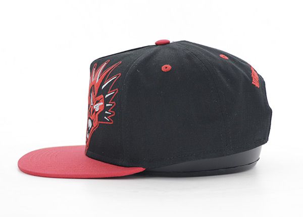 Lado del snapback negro y rojo con logotipo de bordado 3D