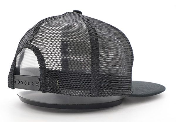 Dentro del Snapback de Black Trucker con parche bordado