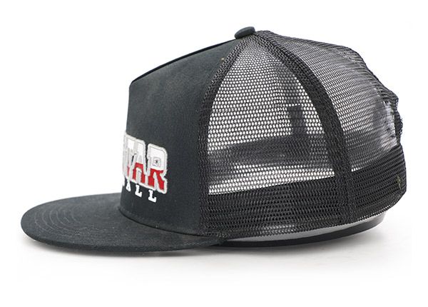 Lado de Black Trucker Snapback con parche bordado