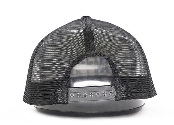 Atrás de Black Trucker Snapback con parche bordado