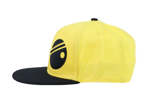 Lado del sombrero de snapback bordado negro y amarillo