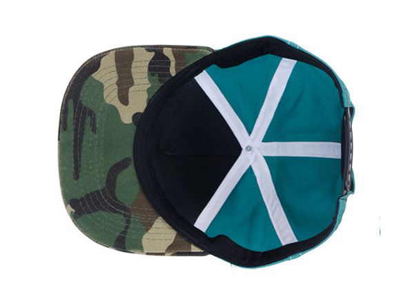 Dentro de los snapbacks vintage en blanco personalizados con Camo Bill