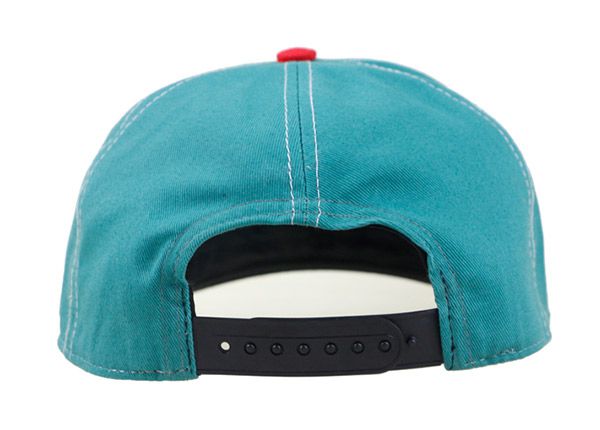 Atrás de Snapbacks vintage en blanco personalizados con Camo Bill