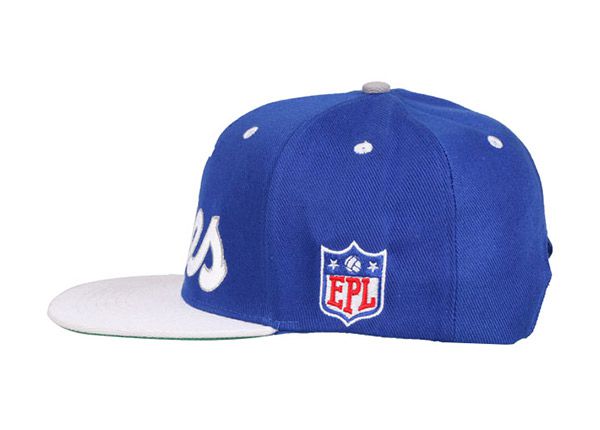Lado del snapback azul y blanco con logotipo azul