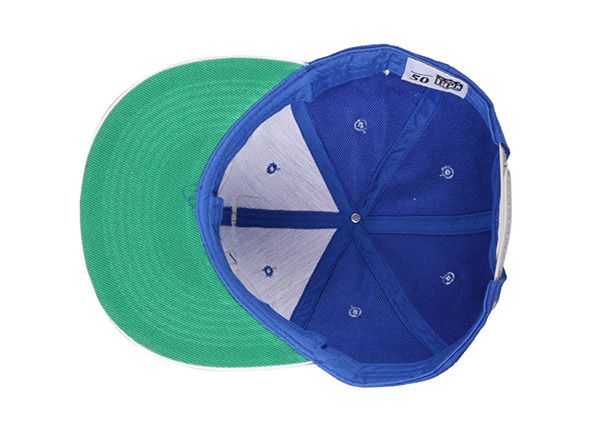 Dentro del Snapback azul y blanco con logotipo azul