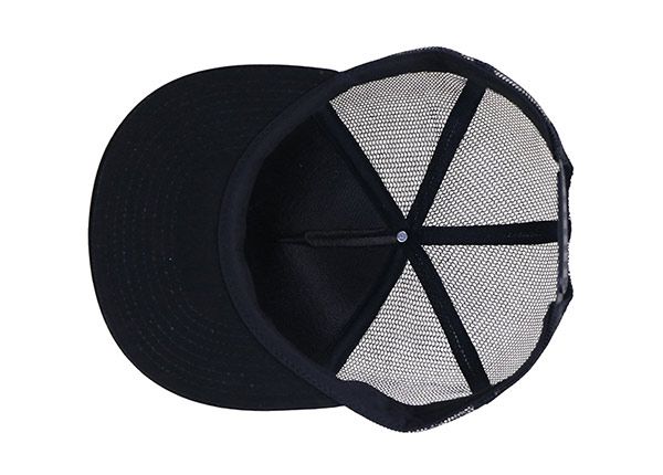 Dentro del Snapback negro con doble línea hacia atrás
