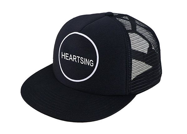 Inclinación de snapback negro con doble línea hacia atrás