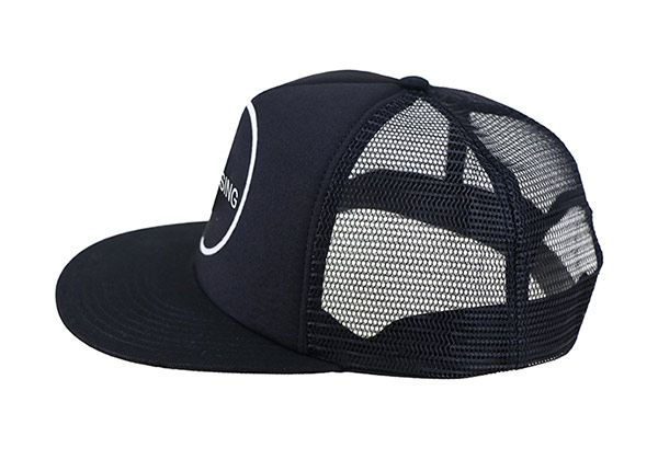Lado del snapback negro con doble línea hacia atrás