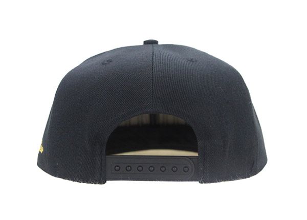 Detaldo de Snapbacks negros fríos con cuerda