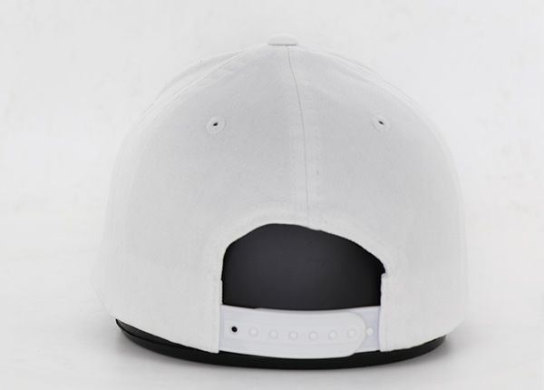 Atrás de la espesa blanca doblada curva snapback