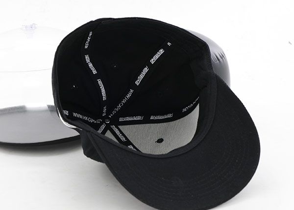 Dentro del Snapback de Black Incited con el logotipo de la bandera de Nuevo México