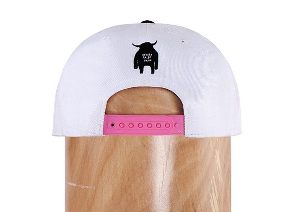 Back of White Funny Snapbacks con lindo logotipo de impresión negra
