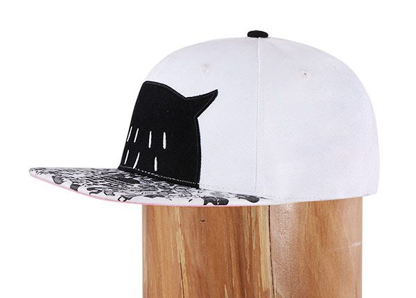 Slant of White Funny Snapbacks con lindo logotipo de impresión negra