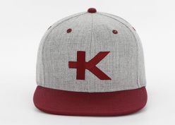 Snapback gris y rojo Snapback personalizados con logotipo "K"
