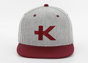 Snapback gris y rojo Snapback personalizados con logotipo "K"