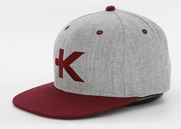 Inclinación de snapback gris y rojo con logotipo de K