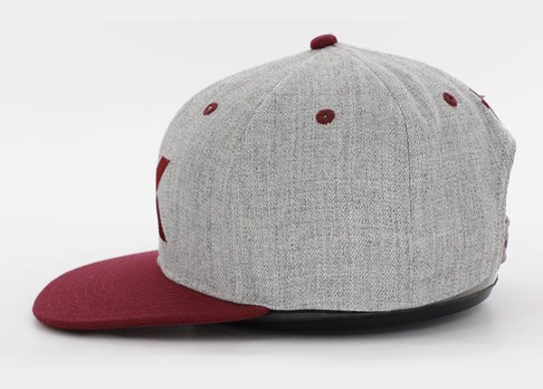 Lado del snapback gris y rojo con el logotipo de K