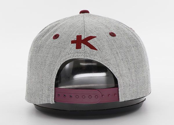 Detenido de Snapback gris y rojo con el logotipo de K