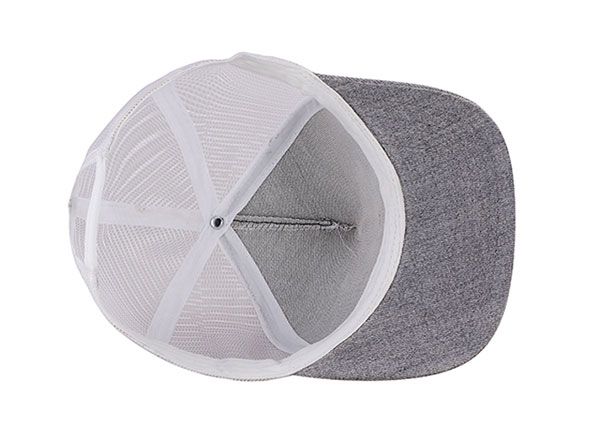 Dentro del sombrero de camionero snapback gris y blanco