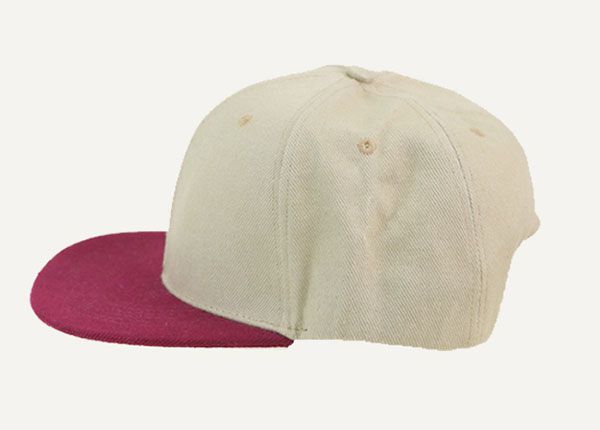 Lado del sombrero snapback de color caqui en blanco con borde rojo de vino