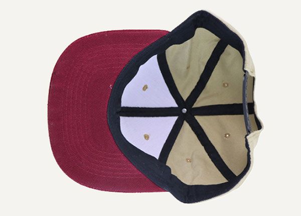 Dentro del sombrero snapback de color caqui en blanco con borde rojo de vino