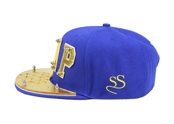 Lado de la letra snapback con la siesta de hierro logotipo de letra