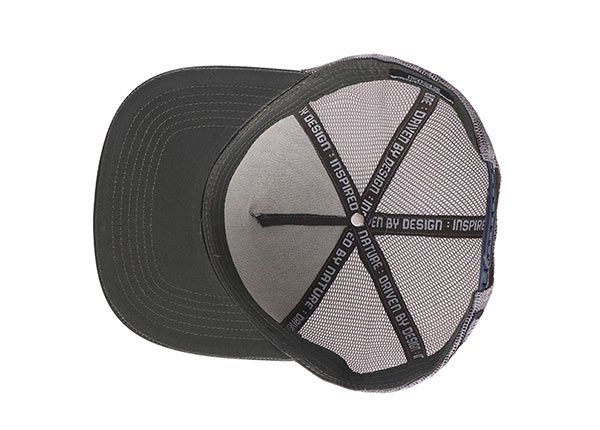 Dentro del sombrero Snapback impreso de Mossy Oak con malla