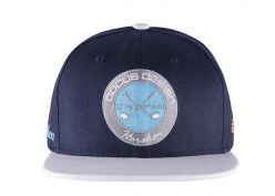 Snapback azul marino y gris con parche bordado