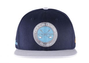 Snapback azul marino y gris con parche bordado