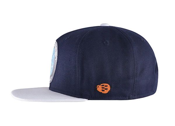 Lado del azul marino y gris snapback con parche bordado