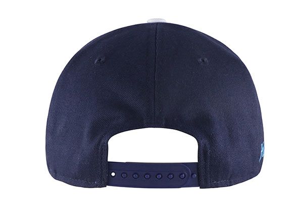 Atrás del azul marino y gris snapback con parche bordado