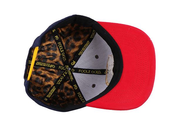 Dentro del sombrero Snapback de color azul y rojo azul marino y rojo