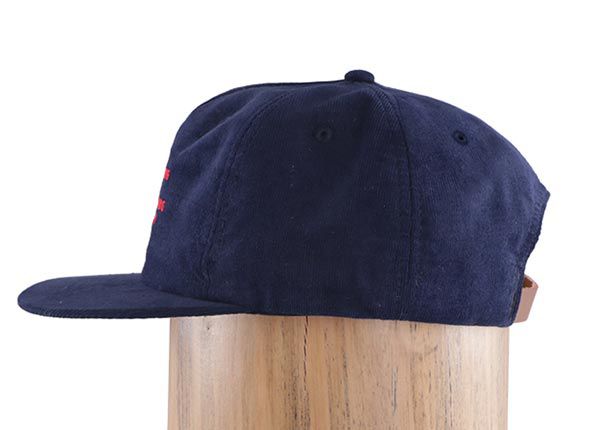Lado de la tapa de snapback de pana azul marina personalizada con correa de cuero hacia atrás
