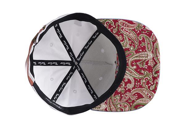 Dentro de la tapa de dos tonos azul marino y blanco