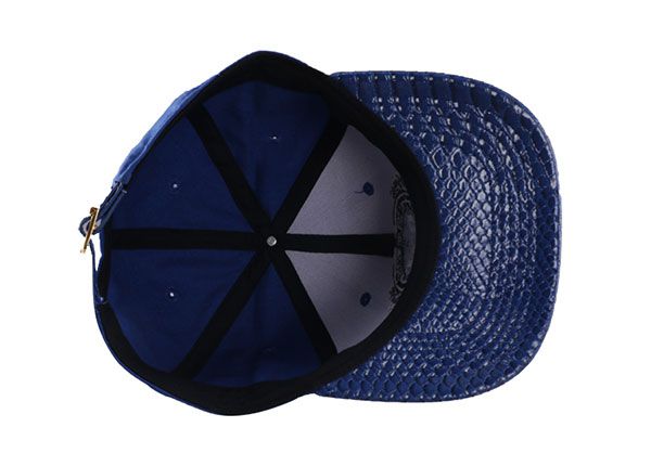 Dentro de los snapbacks personalizados con el logotipo bordado