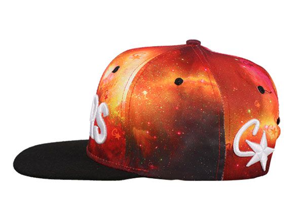 Lado de snapbacks naranja y negro