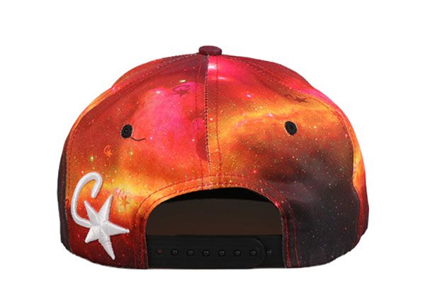 Atrás de Snapbacks de naranja y negro