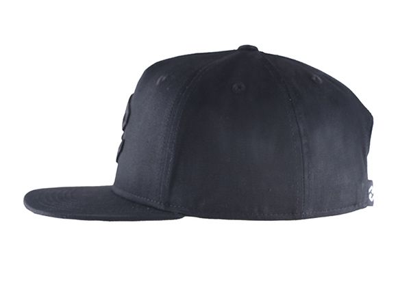 Lado de snapbacks negros lisos con logotipo bordado negro