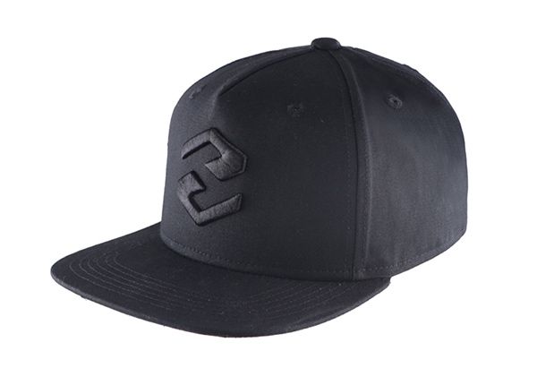 Inclinación de snapbacks negros lisos con logotipo bordado negro