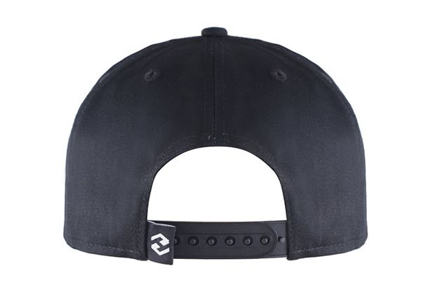 Back of Plain Black Snapbacks con logotipo bordado negro